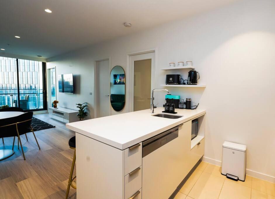 Luxe Haven - 42nd Floor Panoramic Views