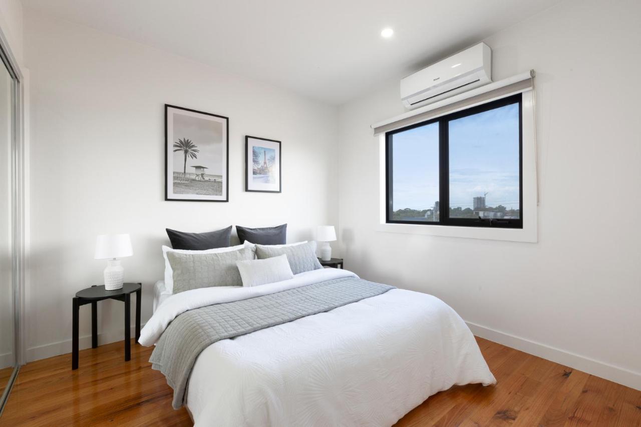 Cheerful Two Bedroom Townhouse With Secure Garage Apartment Melbourne