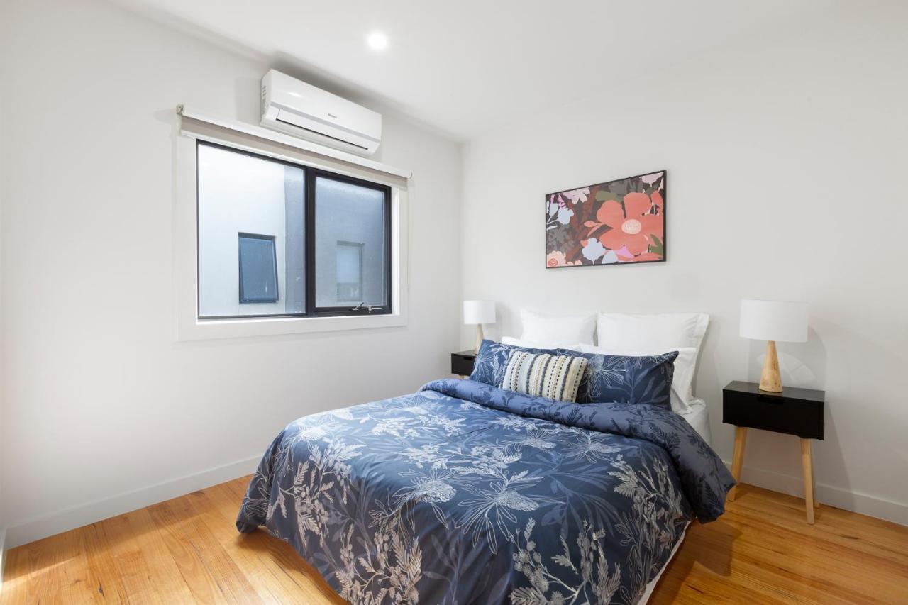 Apartment Cheerful Two Bedroom Townhouse With Secure Garage *