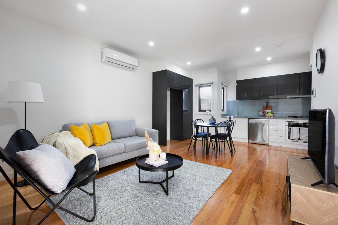 Cheerful Two Bedroom Townhouse With Secure Garage Melbourne