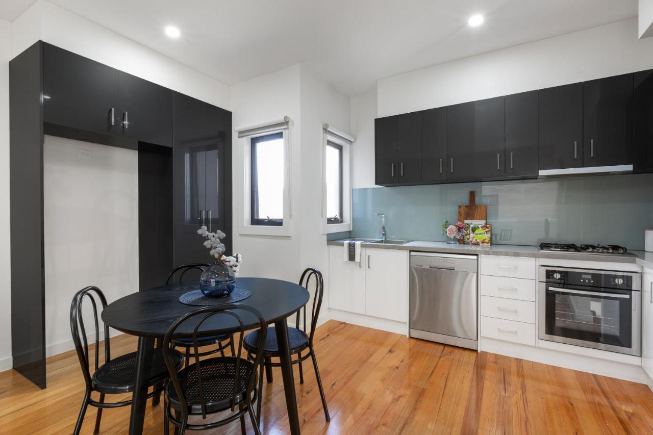 Cheerful Two Bedroom Townhouse With Secure Garage * Melbourne