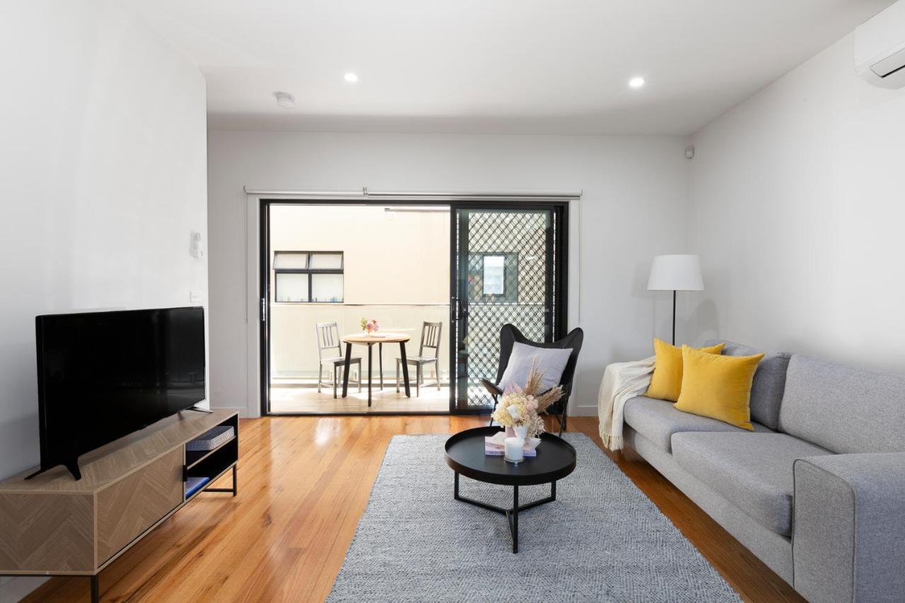 Cheerful Two Bedroom Townhouse With Secure Garage Melbourne