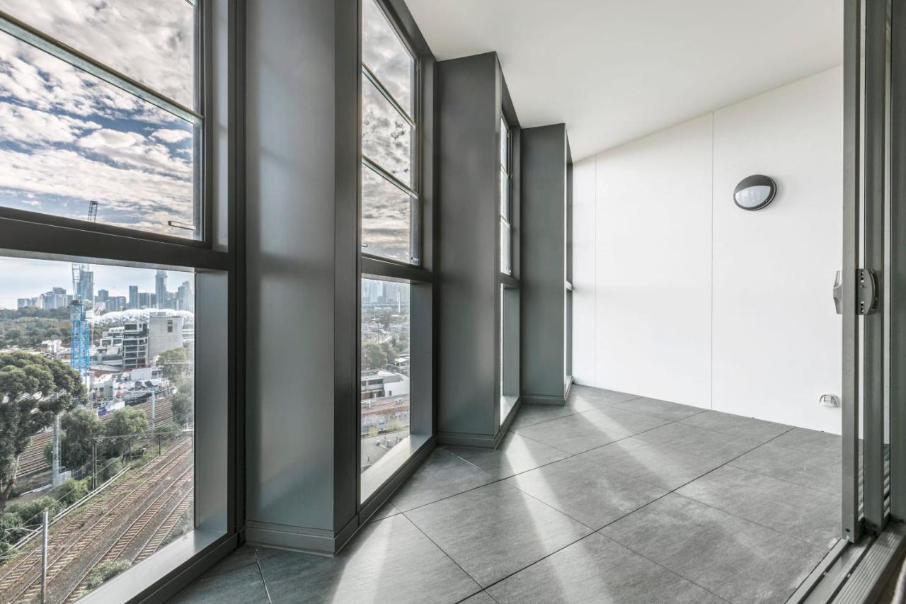 Your Gateway To Sports And Entertainment-00215 Apartment *