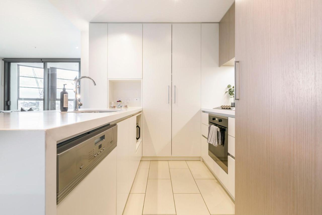Apartment Your Gateway To Sports And Entertainment-00215 *