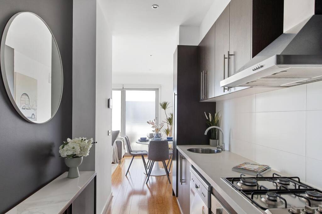 Stylish Serenity At Orrong Apartment *