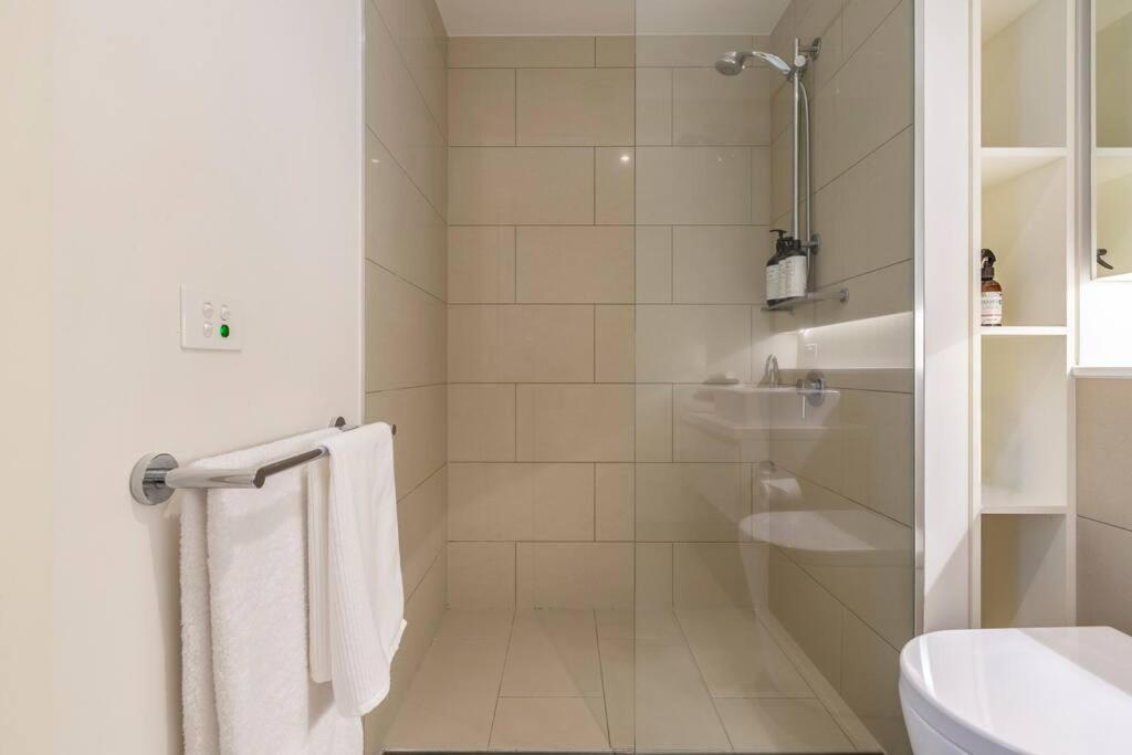 Apartment Lovely 1 Bedroom With Free Parking On Premises - 00209 *