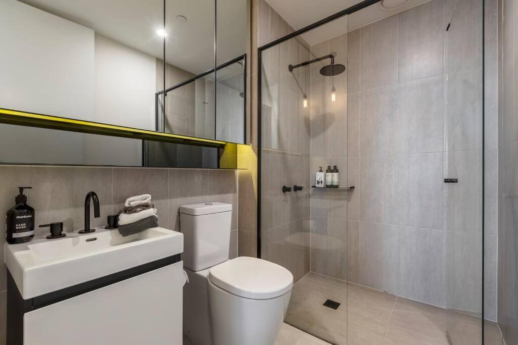 Lovely 2 Bedroom With Views To South Yarra - 03178