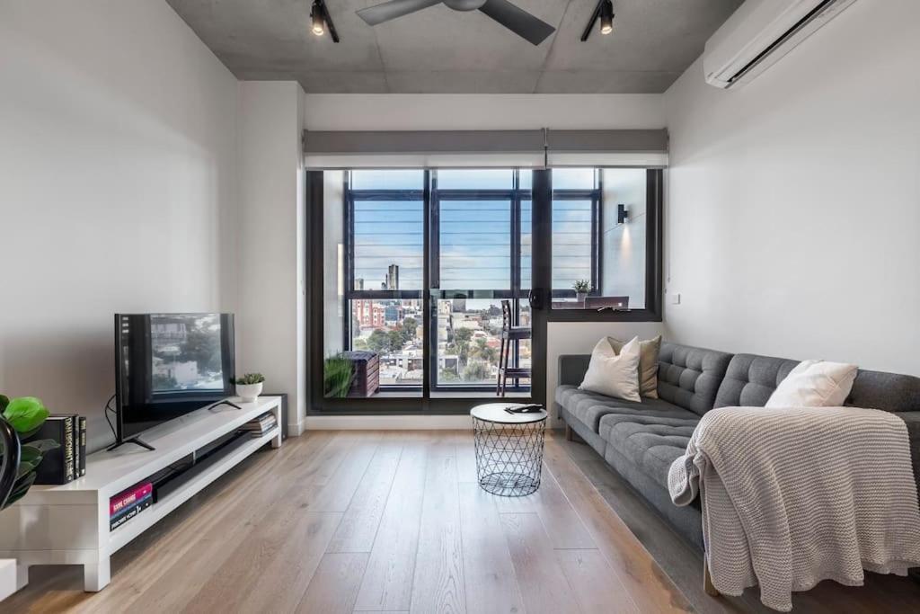 Lovely 2 Bedroom With Views To South Yarra - 03178