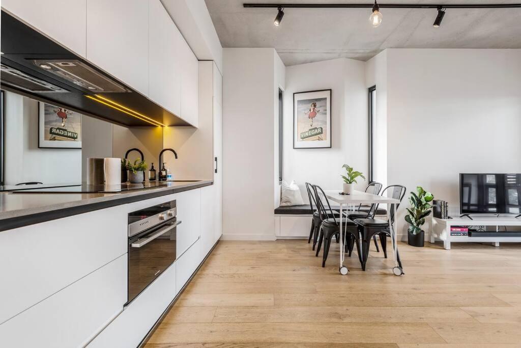 Apartment Lovely 2 Bedroom With Views To South Yarra - 03178 *