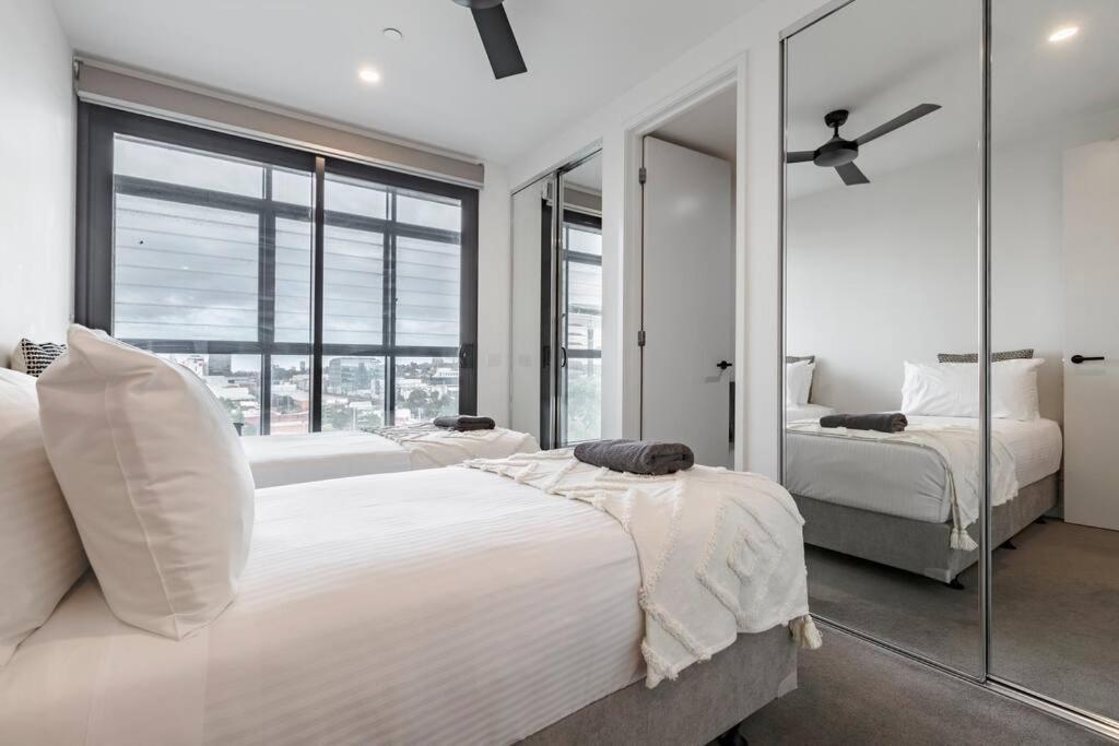 Apartment Lovely 2 Bedroom With Views To South Yarra - 03178 *