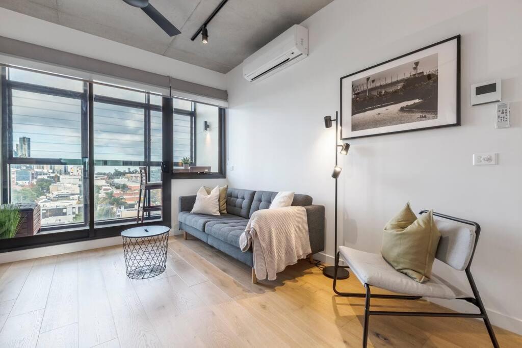 Lovely 2 Bedroom With Views To South Yarra - 03178
