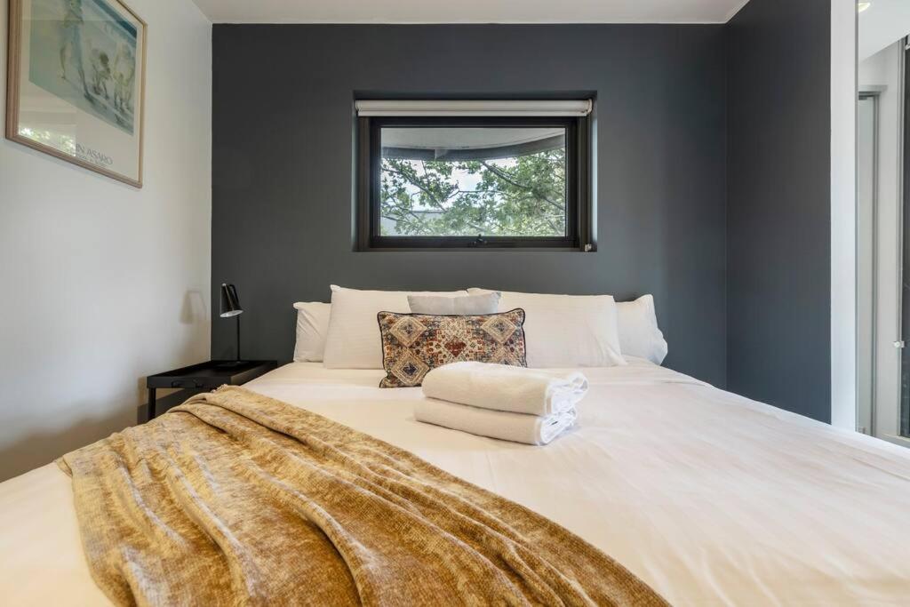 Peaceful 2 Bedroom Unit With Free Parking *