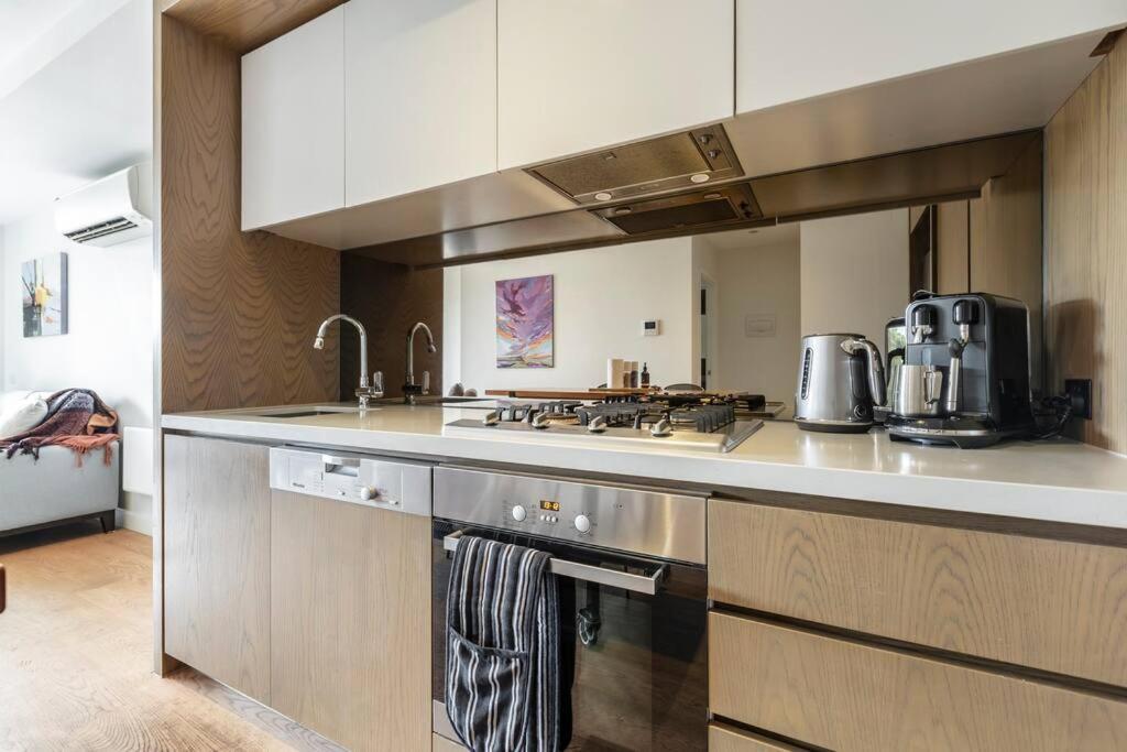 Peaceful 2 Bedroom Unit With Free Parking Apartment Melbourne