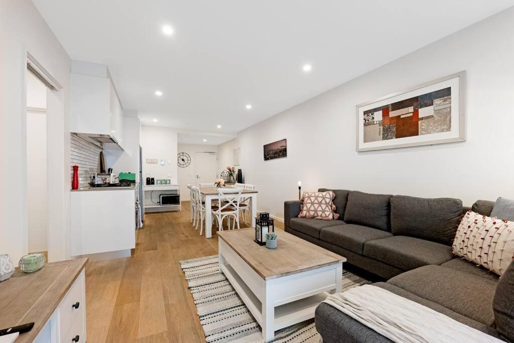 Apartment Style Than Garfield 00156