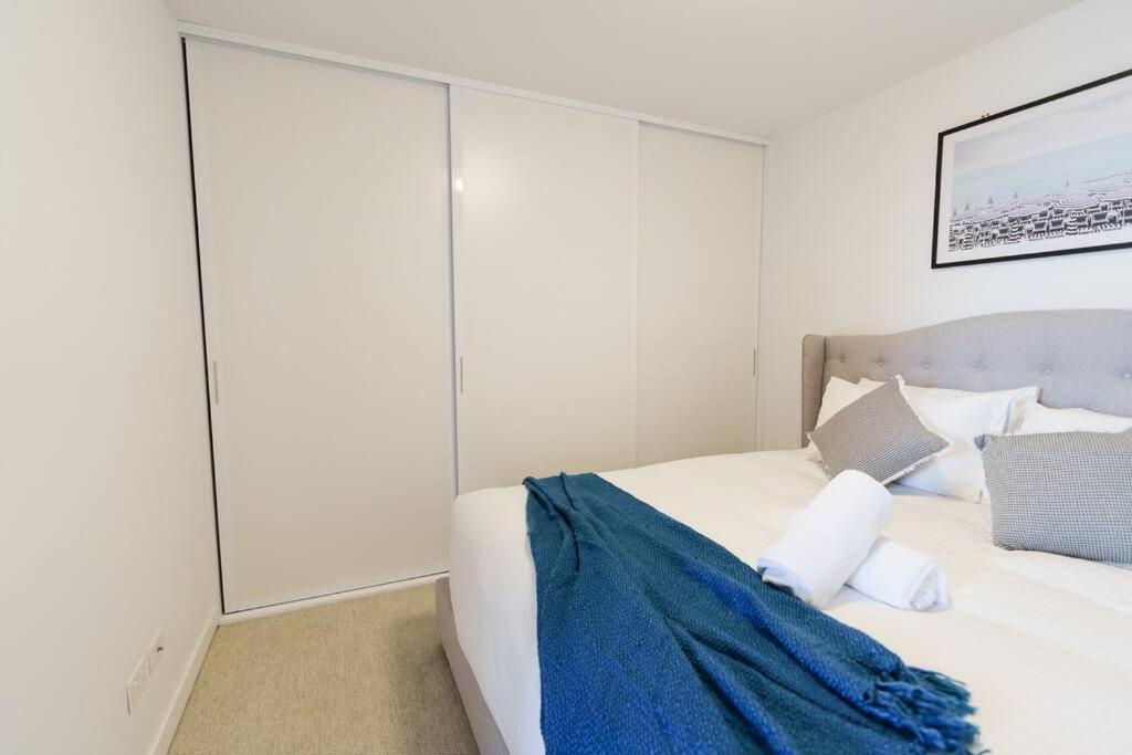 Modern 1 Bed Opposite Racecourse Apartment