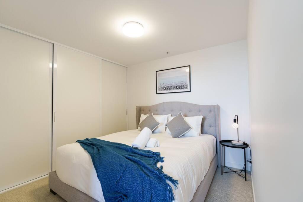 Modern 1 Bed Opposite Racecourse Melbourne