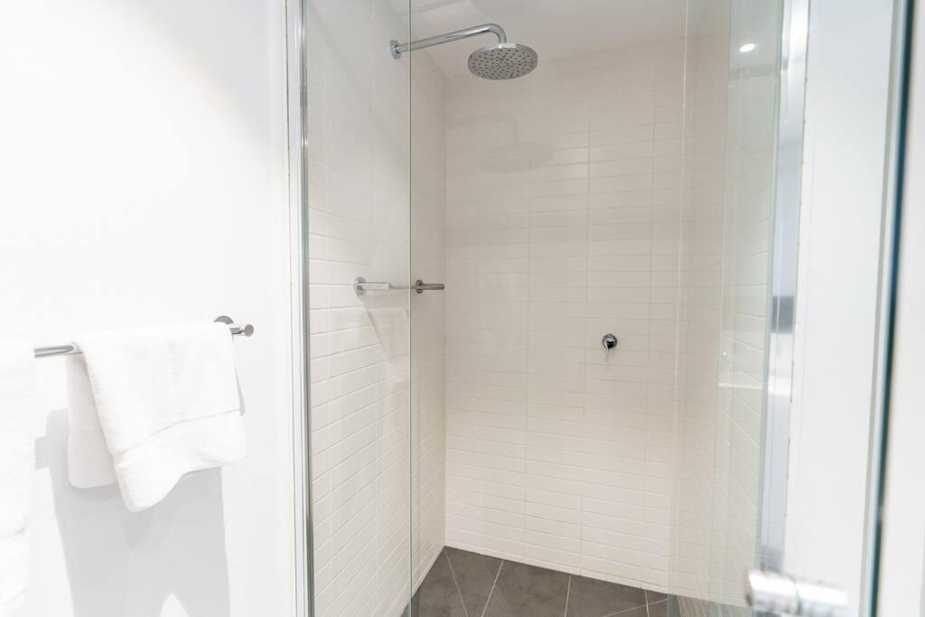 Modern 1 Bed Opposite Racecourse Apartment *