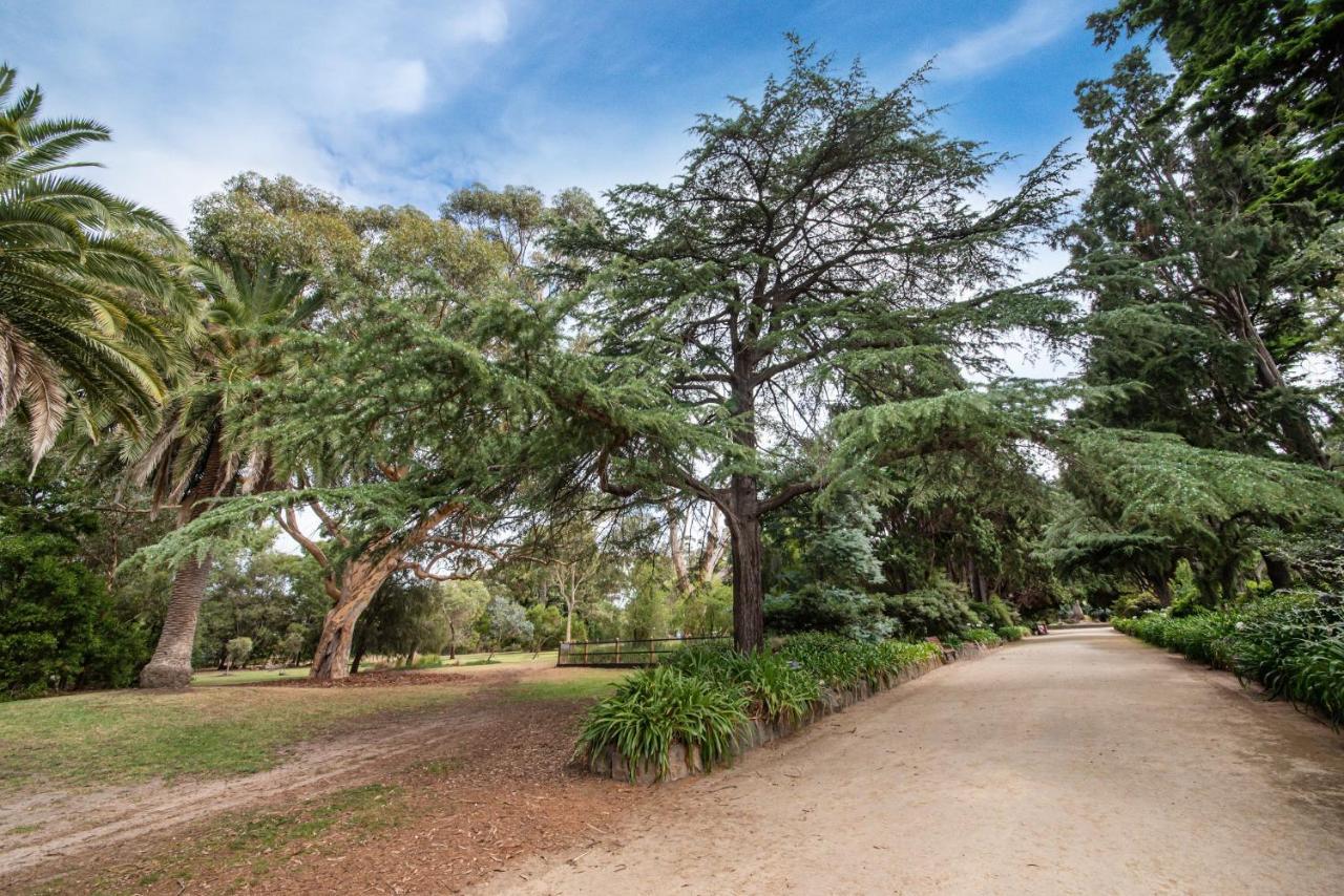 Opposite Park - Nearby * Melbourne