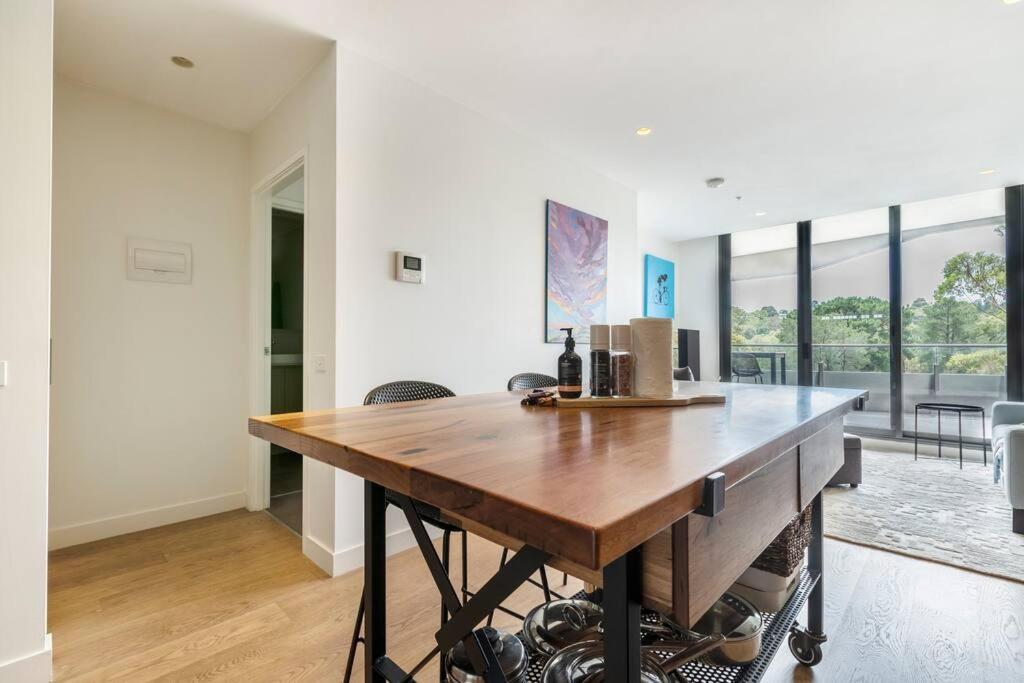 Peaceful 2 Bedroom Unit With Free Parking * Melbourne