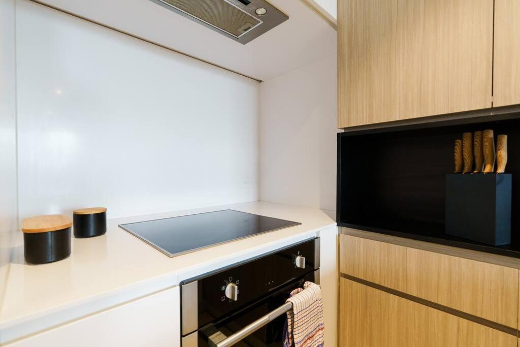 Modern 1 Bed Opposite Racecourse Apartment *