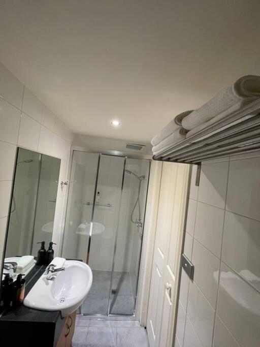 Cosy With Courtyard In Vibrant Fitzroy! Apartment Melbourne