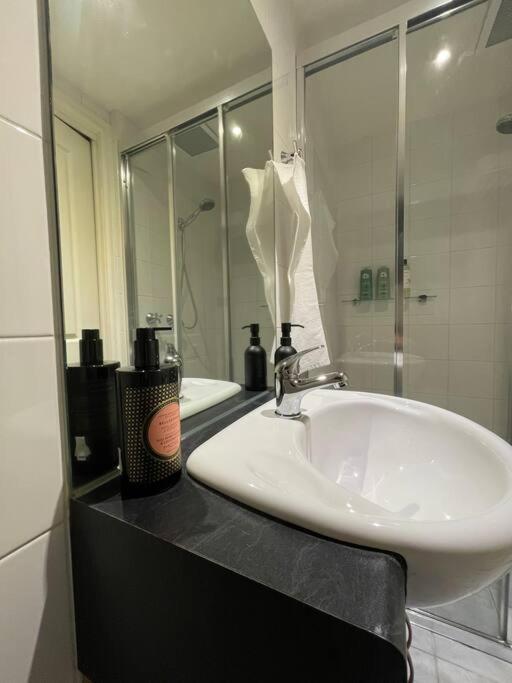Apartment Cosy With Courtyard In Vibrant Fitzroy! Melbourne