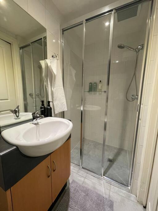 Cosy With Courtyard In Vibrant Fitzroy! Apartment *