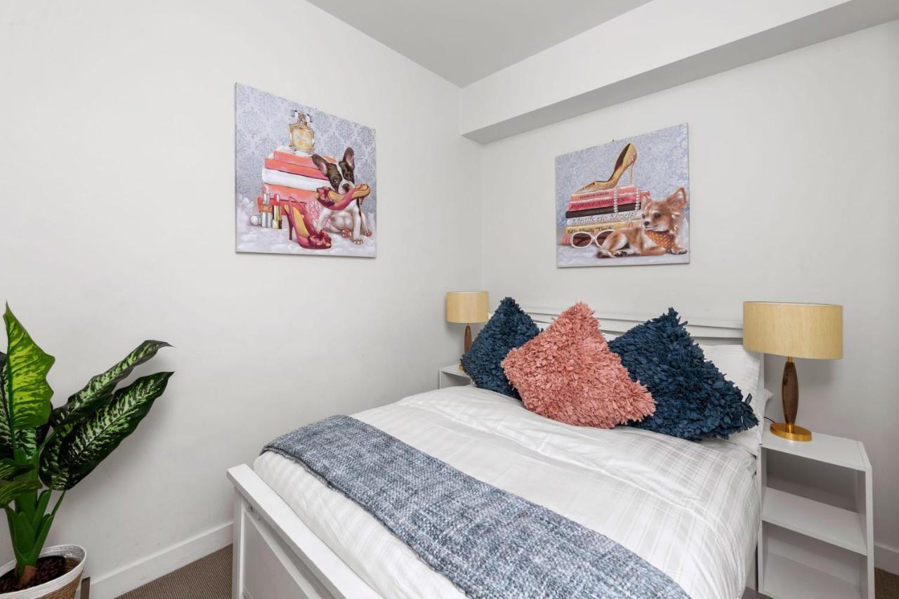 A Luxurious & Cozy 2br Apt Near Victoria Market