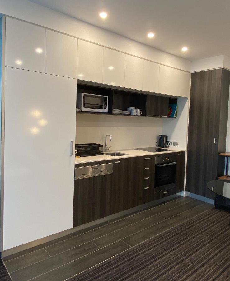 Modern Quiet 1 & 2 Bed Opposite Park Melbourne