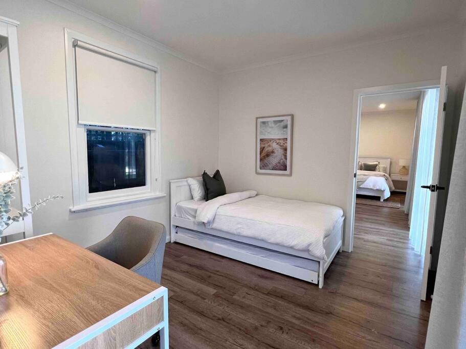 Apartment Beachside Charm With Garden - Short Walk To Train