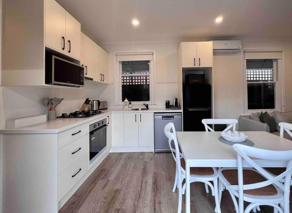 Apartment Beachside Charm With Garden - Short Walk To Train *
