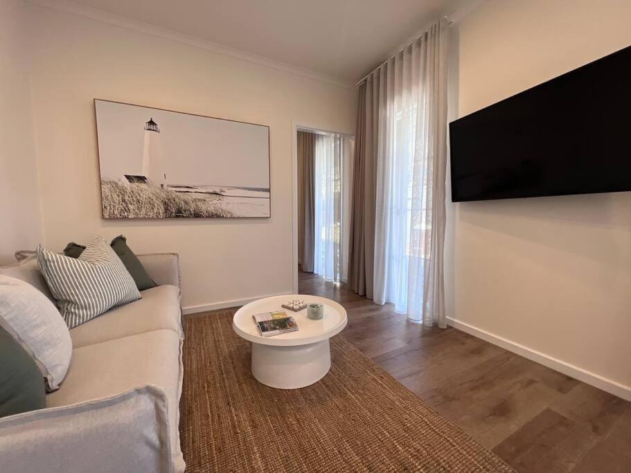 Beachside Charm With Garden - Short Walk To Train Melbourne