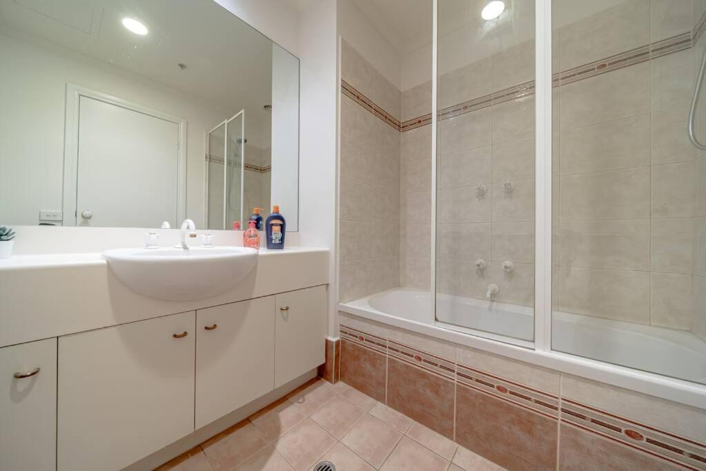 Beautiful 2 Brs In Cbd With Free Parking Melbourne
