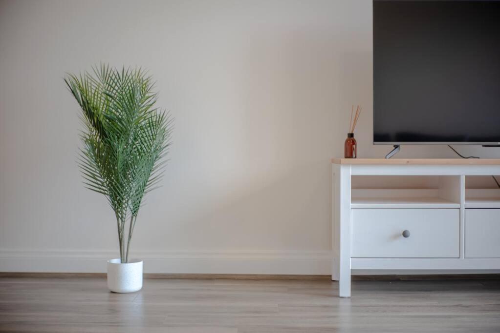 Beautiful 2 Brs In Cbd With Free Parking Apartment *