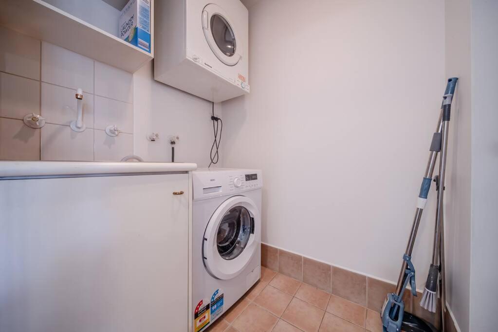 Beautiful 2 Brs In Cbd With Free Parking Apartment *
