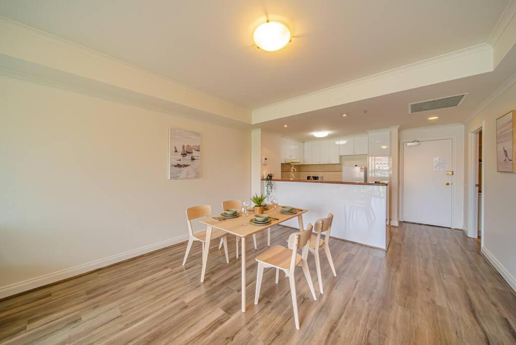 Beautiful 2 Brs In Cbd With Free Parking Apartment