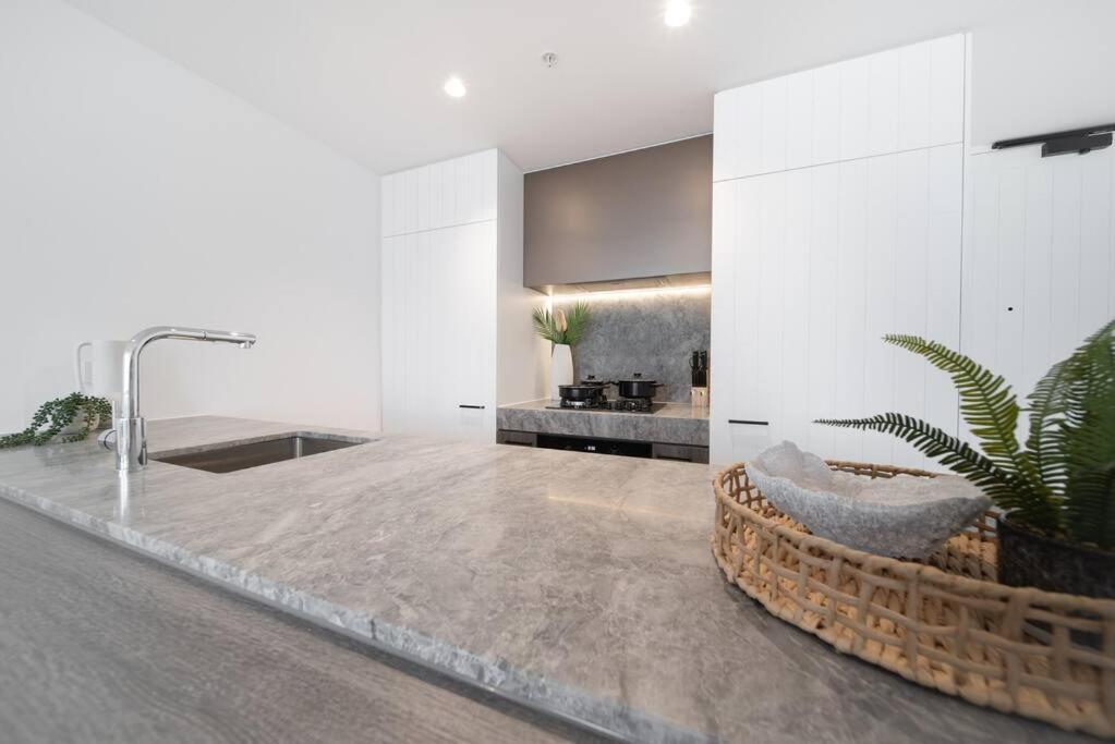 Stylish 1 Bedroom In Collingwood Apartment *