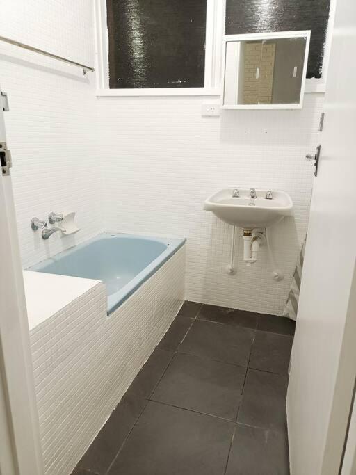 Promo 2-bedroom Next To Train Station, Free Parking Villa Melbourne
