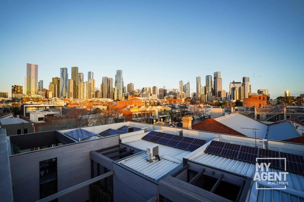 Tri-level Townhouse In Prime North * Melbourne