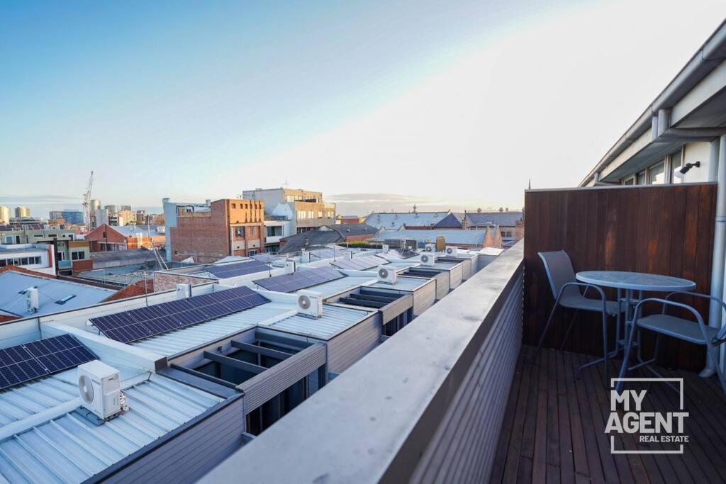Tri-level Townhouse In Prime North Holiday home Melbourne