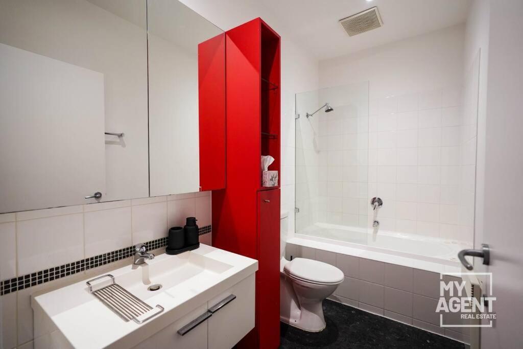 Tri-level Townhouse In Prime North Holiday home