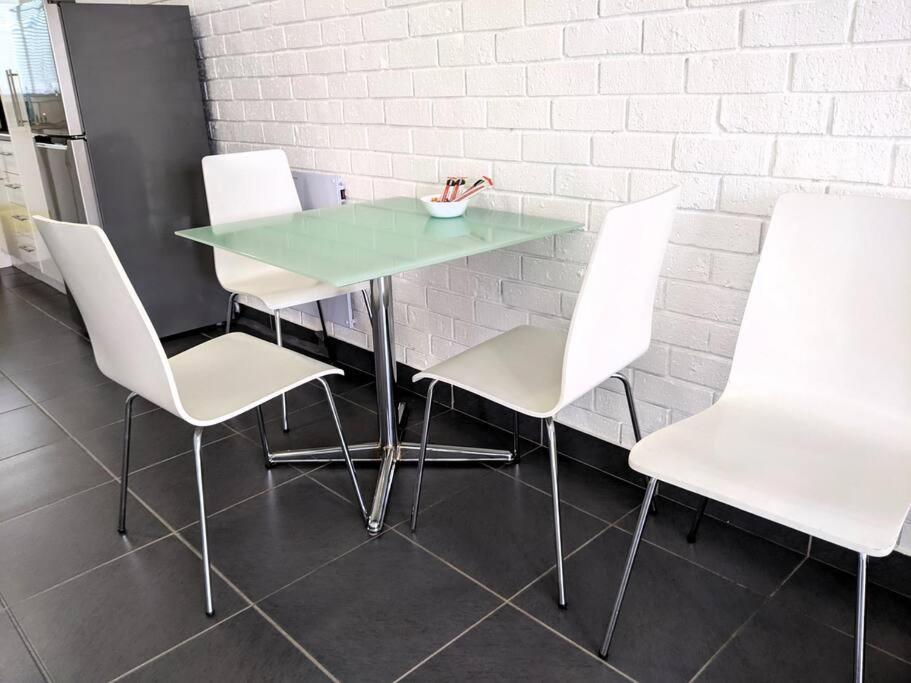 *promo* 2-bedroom Next To Train Station! * Melbourne