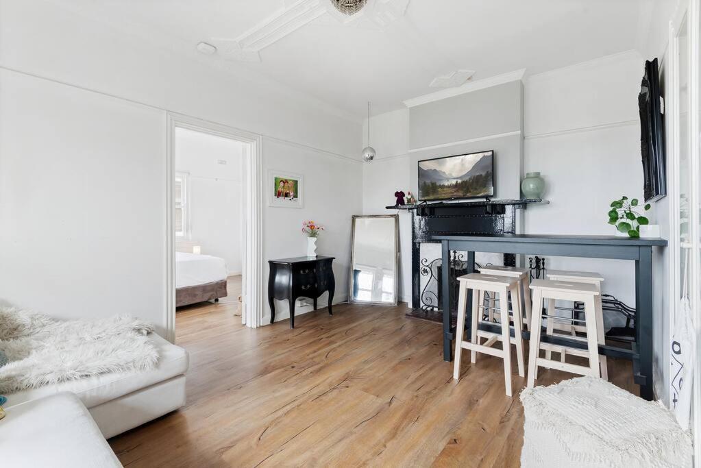 Large 1 Bdrm Light Filled With Views, South Yarra * Melbourne