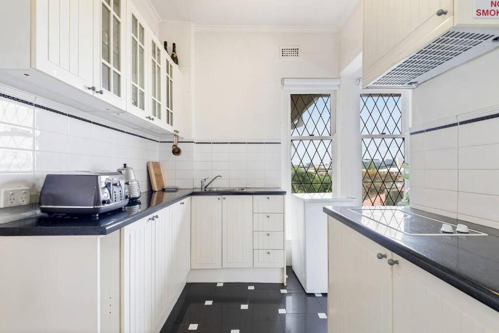 Large 1 Bdrm Light Filled With Views, South Yarra Apartment Melbourne
