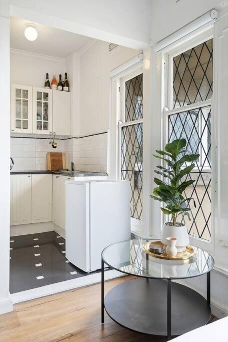 Apartment Large 1 Bdrm Light Filled With Views, South Yarra *
