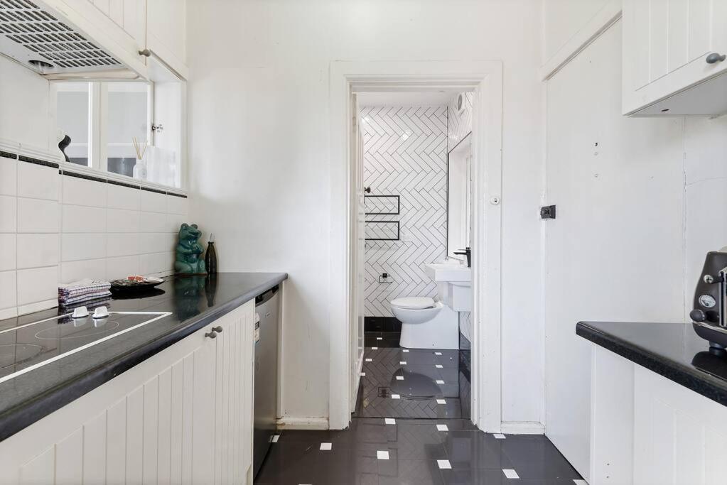 Large 1 Bdrm Light Filled With Views, South Yarra * Melbourne