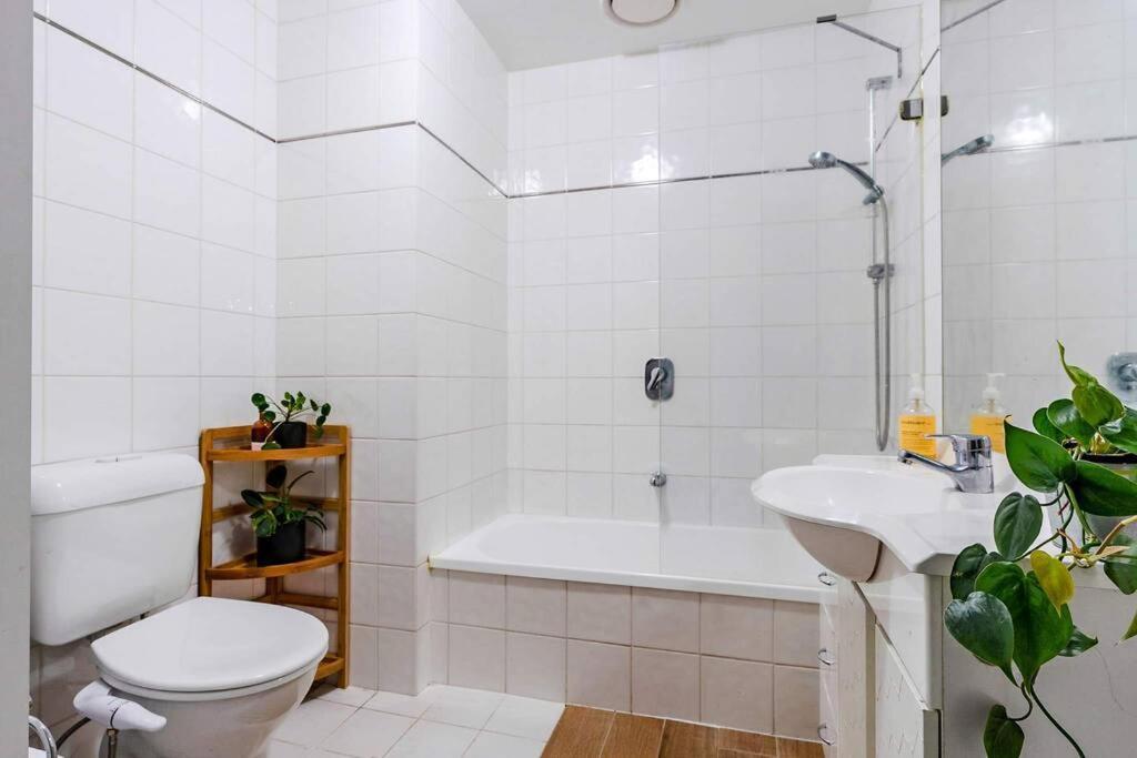 Apartment Ocean View Close To Cbd With Indoor Pool.
