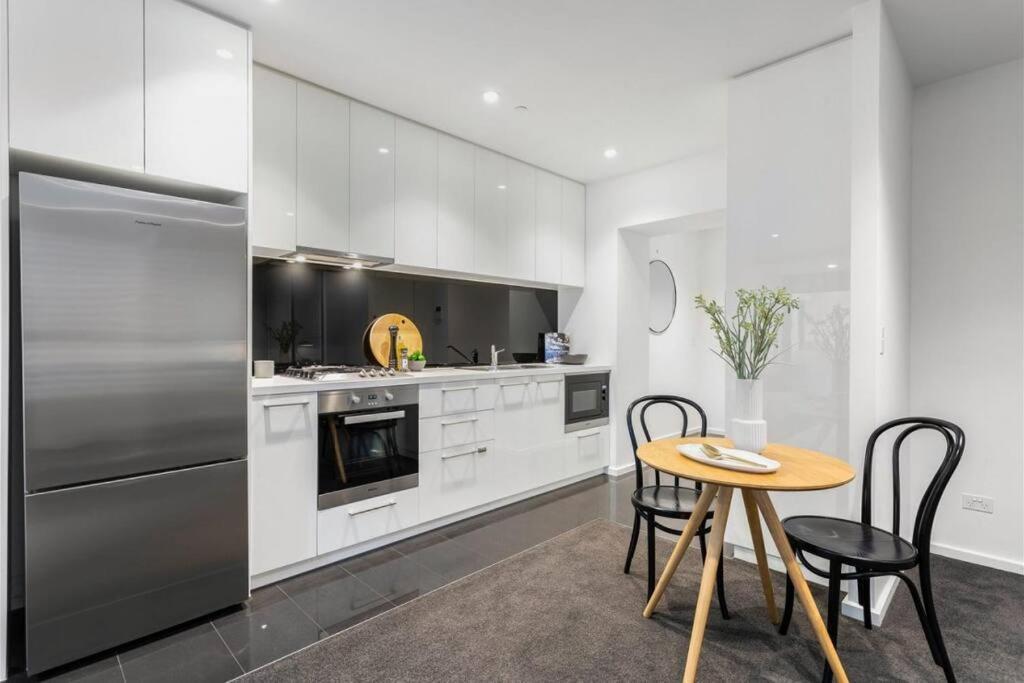 Comfort And Charm On Little Lonsdale Apartment