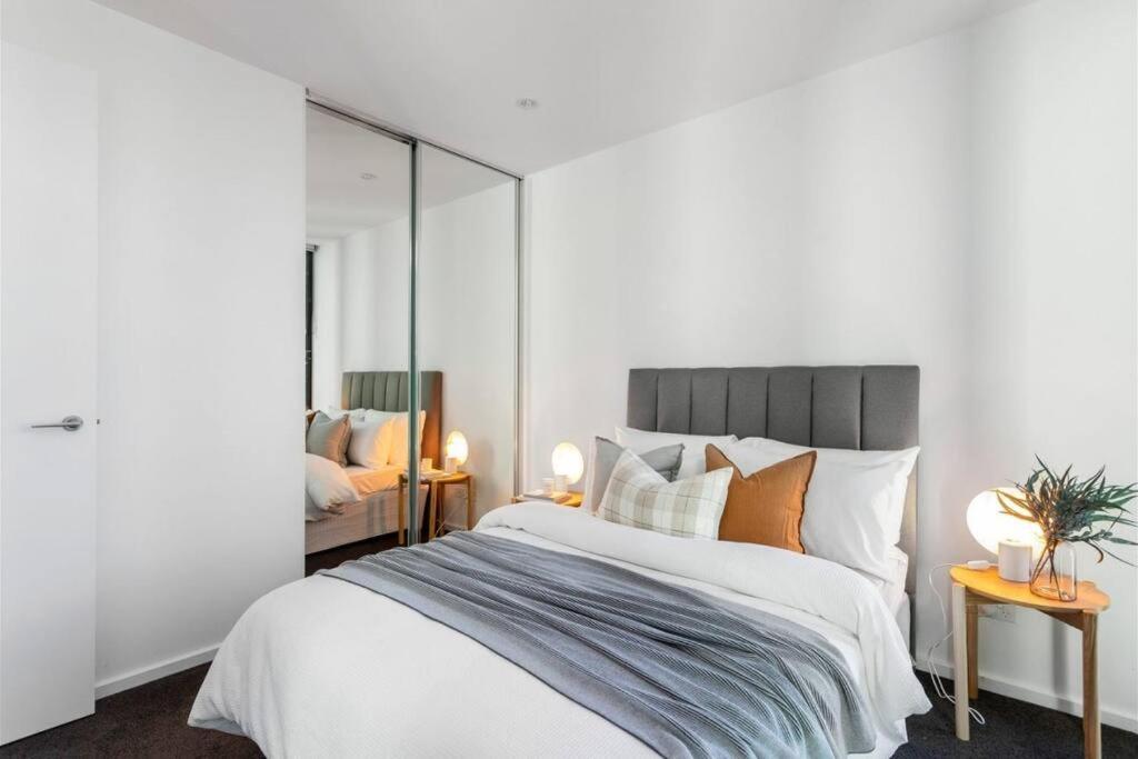 Comfort And Charm On Little Lonsdale Apartment Melbourne