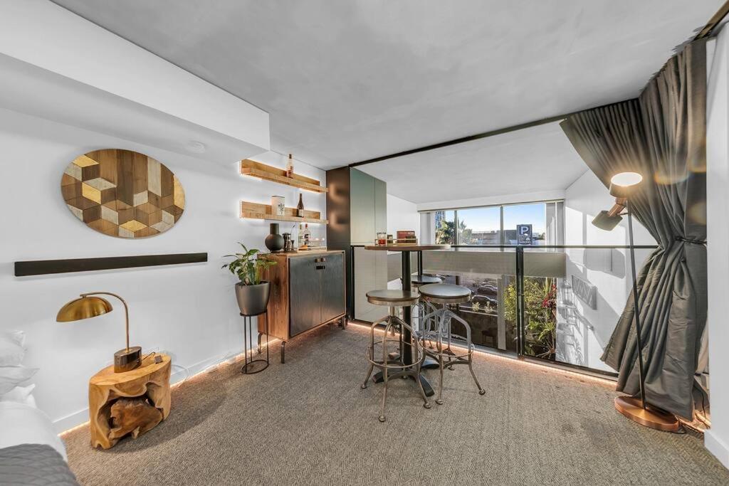 Sol Docklands - Unique 3 Bedroom Loft, Infinity Pool, Gym, Free Parking And Free Trams